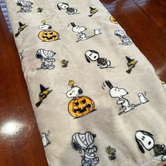 *BRAND NEW* Snoopy Peanuts Throw Blanket Collection by Berkshire - Picture 2 of 2